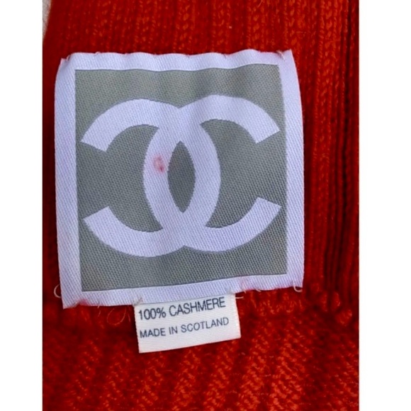 CHANEL Cashmere Red Fingerless Gloves with Silver Logo Accents - Picture 4 of 7